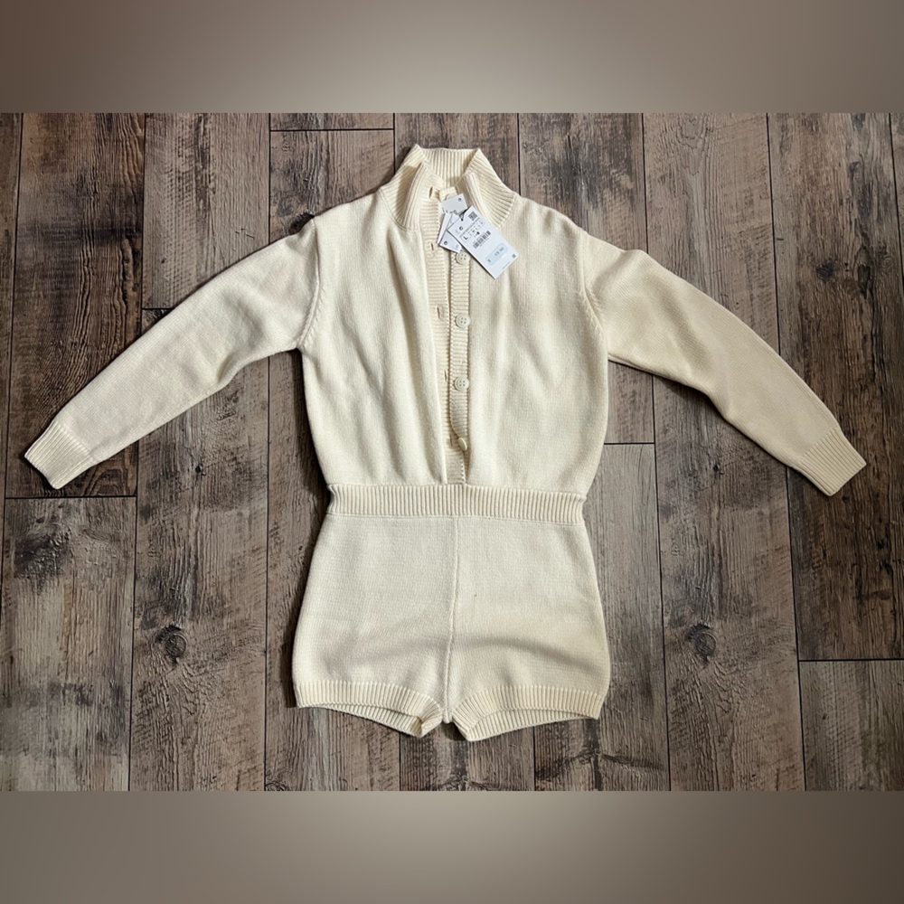 Zara long sleeve sweater button up shorts romper. Size Large. Cream. NWT.
